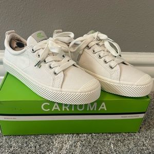 Cariuma NIB white canvas sneakers